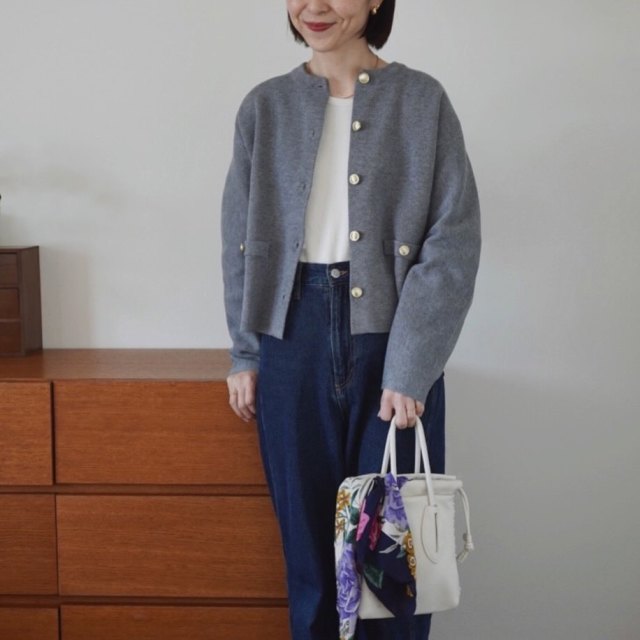 デニムパンツ×上品カーディガンのオフィスカジュアルコーデ
