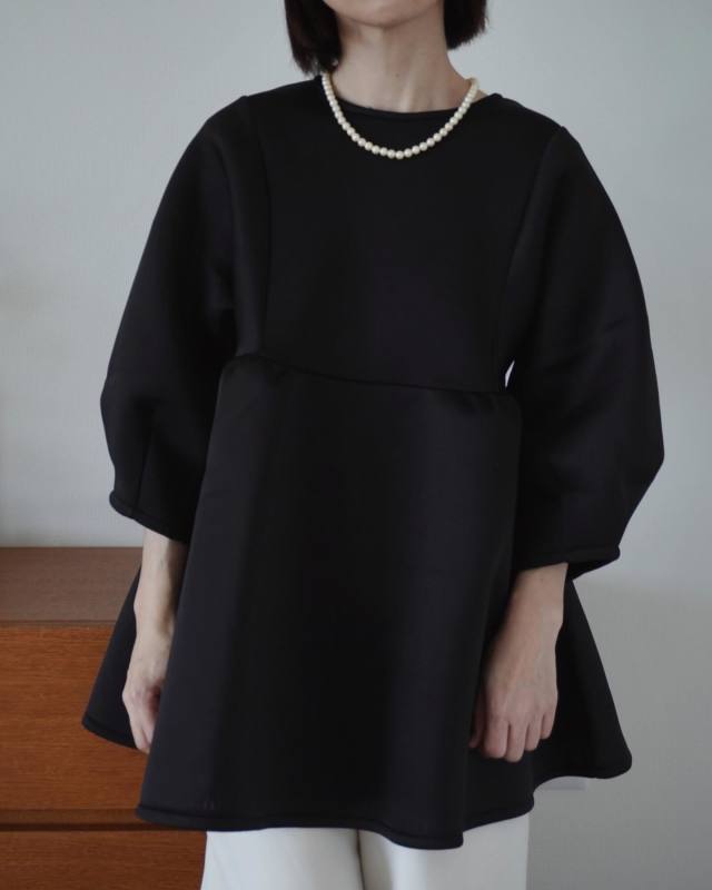 パールネックレス×黒トップス