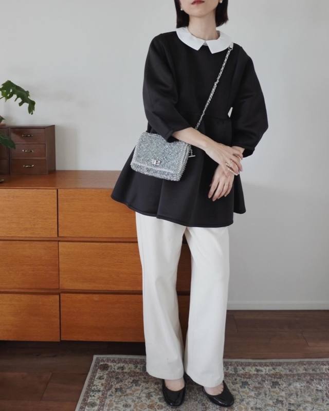 【ショルダーバッグのコーデ実例4】モノクロの服×ラメ・スパンコールのショルダーバッグ