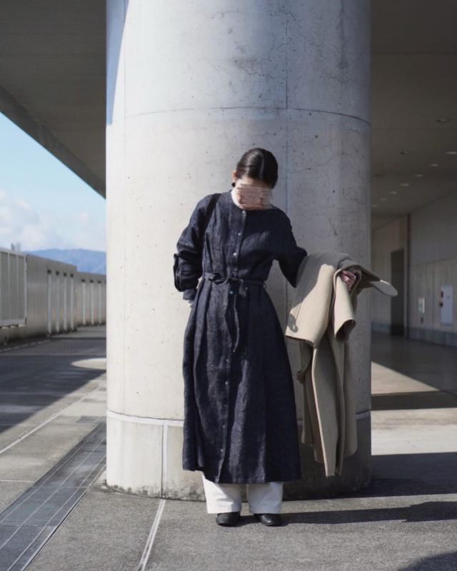 【2】強い色対比＆ワンピ付属のベルトでメリハリを出す