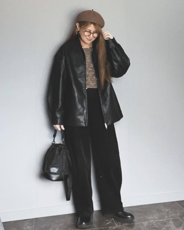 【40代のコーデュロイパンツコーデ4】レザーとの異素材MIXでモードカジュアルに