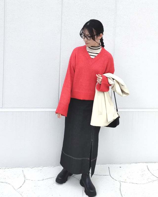 コーデが新鮮に！ カラーニット×ボーダー柄タートルネックのコーデ