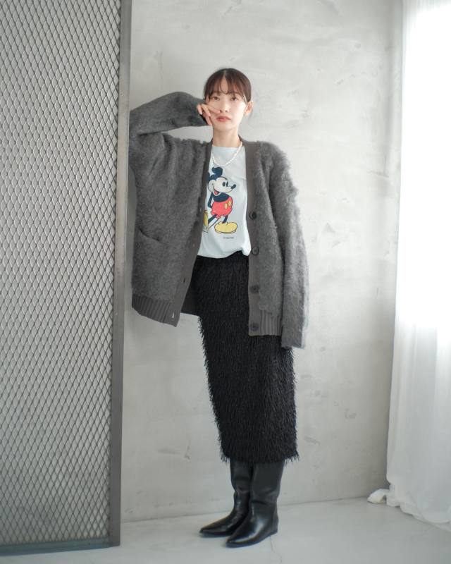 パールネックレスをカジュアルダウンできる「プリントやロゴが入ったTシャツ・スウェット」