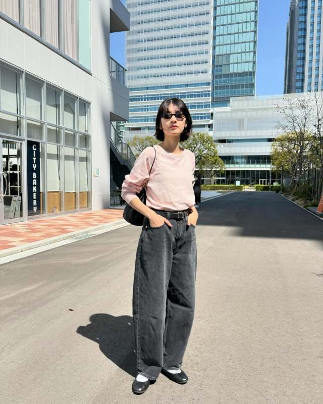 【カーブデニムパンツ】トップスをすっきりまとめる！