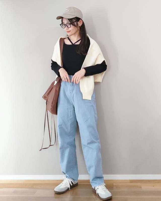【バッティングセンターのデートコーデ1】きれいめデ二ムパンツ×スニーカー