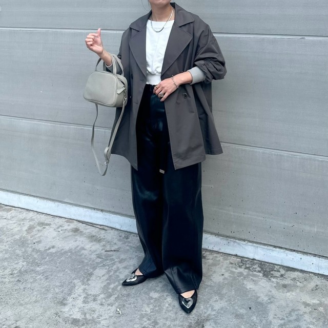 【1】地味な色の服×印象的な素材