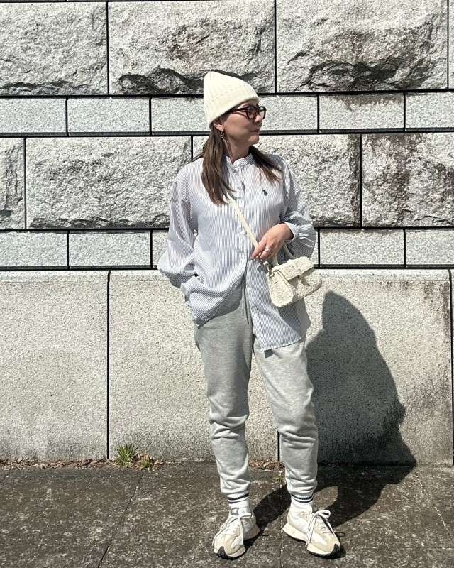ワントーンでUNIQLO（ユニクロ）スウェットパンツを洗練カジュアルに