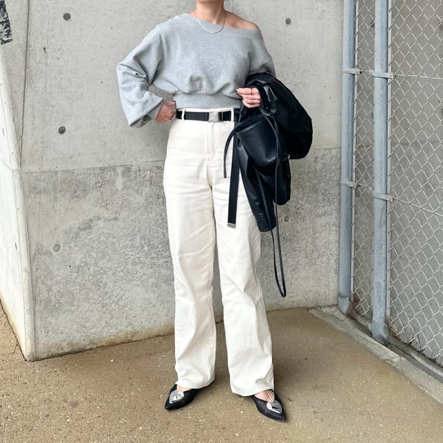 大人のあか抜けスタイルに「ワンショルダートップス×ワイドパンツ」