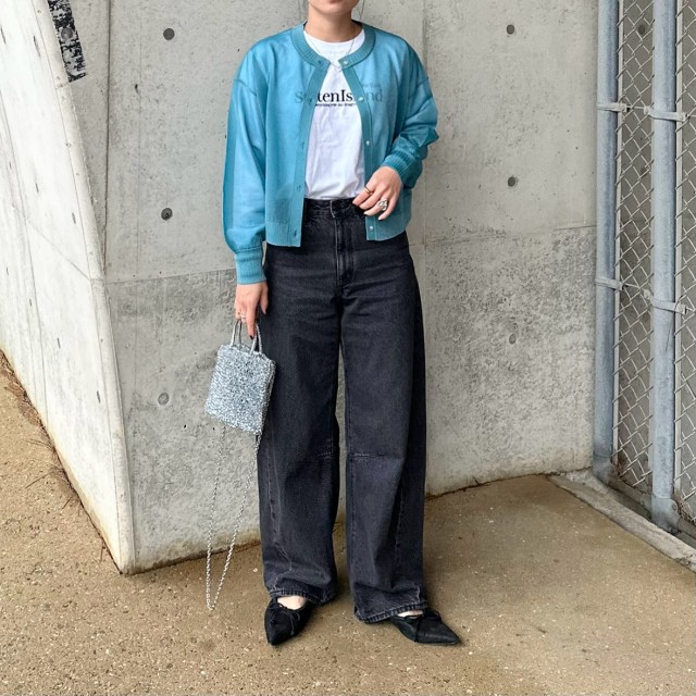 【ダークカラーのワイドデニムパンツ】シアー服を合わせて軽やかに！