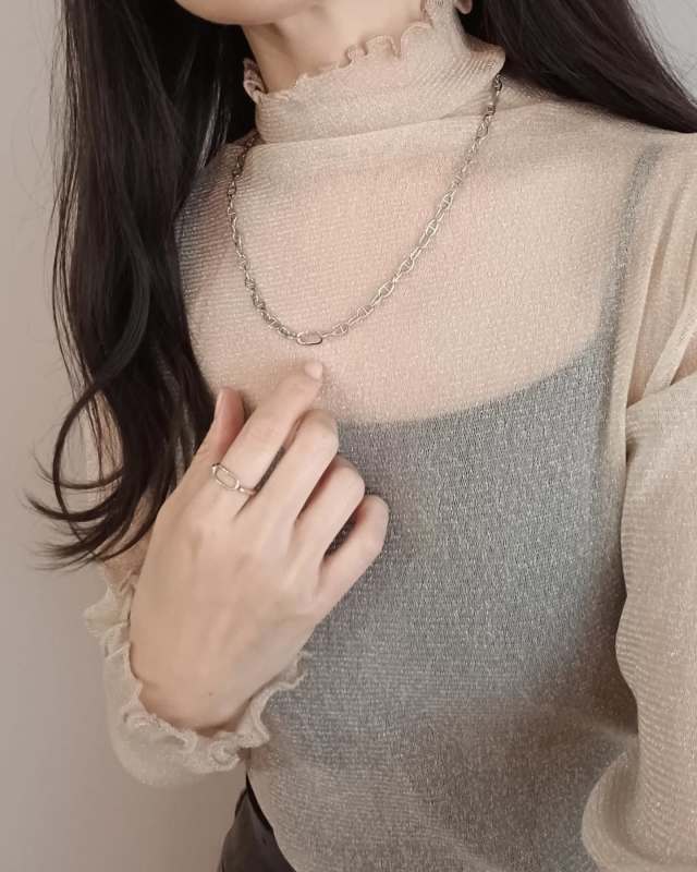 太めチェーンネックレス×シアー素材・首元が開いた服