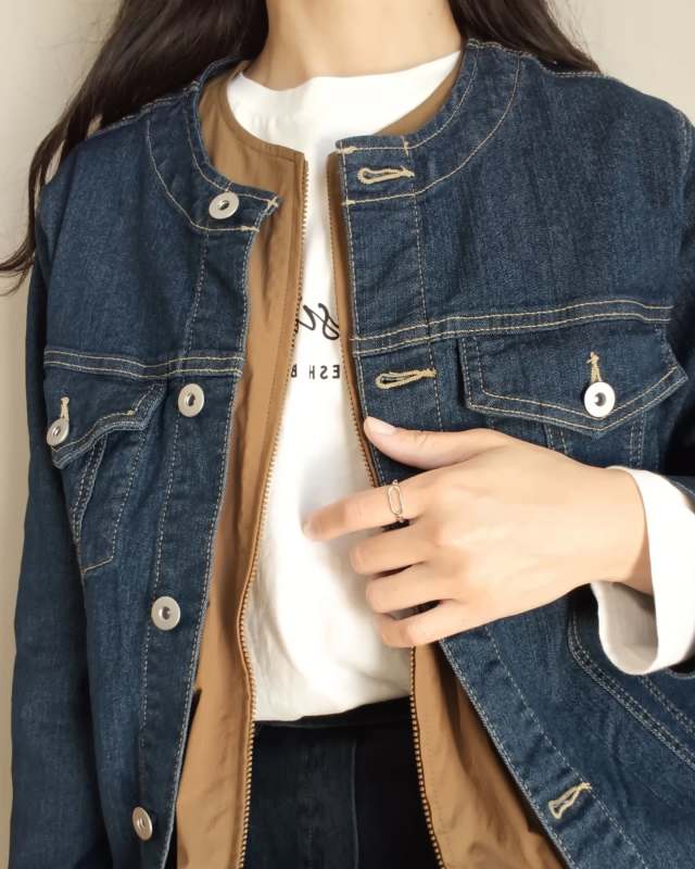 【おすすめのデニムジャケット3】女性らしい雰囲気に決まる「ノーカラー」