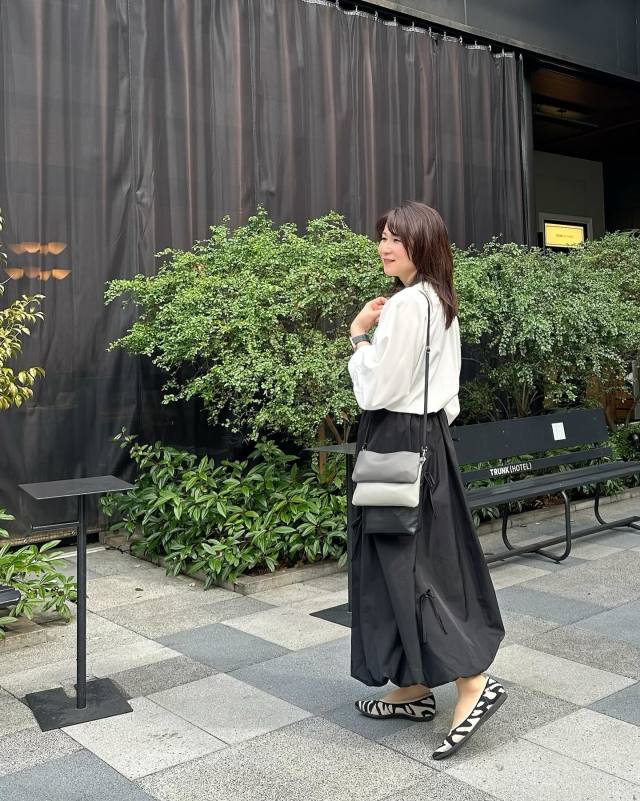 きれいめコーデ・袖がないベストには「ショルダーバッグの肩掛け」