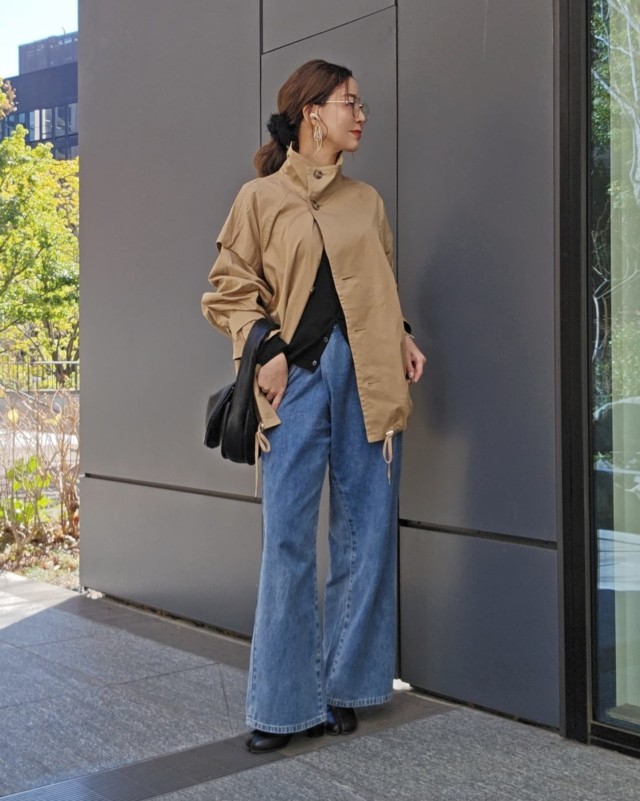 ベージュコート×デニムパンツ×黒アイテムで地味色コーデをカッコよく！