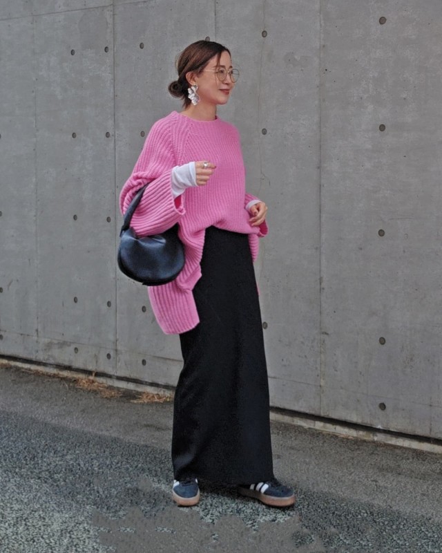 ピンクのトップスに合うボトムス6｜黒のIラインスカート・ワンピース