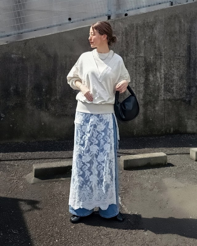 6｜デニムワイドパンツ×重ね着シアースカートのカジュアルコーデ