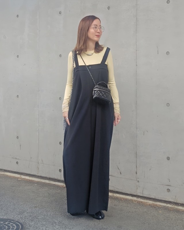 【ハイウエストのゆったりサロペット】シンプルなプルオーバーを合わせる