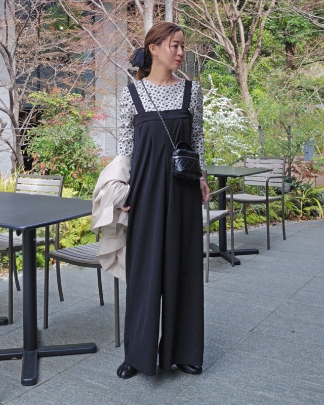 お出かけコーデに最適なタックサロペットパンツ