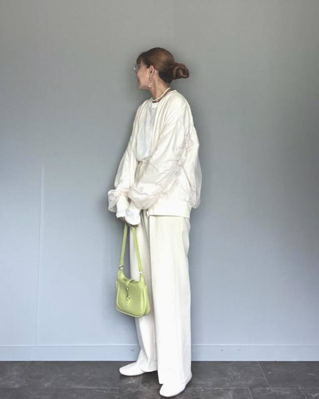 【アイボリー×ホワイトコーデ】奥行のあるニュアンスコーデに