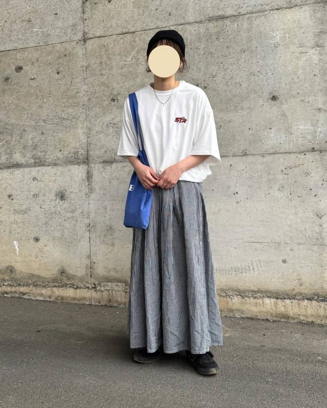 【カジュアルコーデ×青いバッグ】おすすめの合わせ方