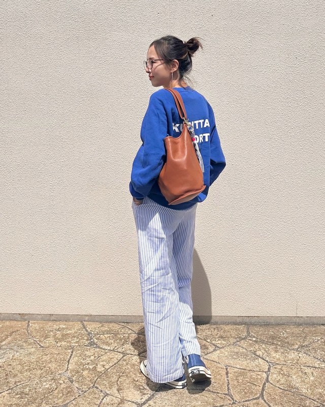 【40代50代のまとめ髪】ゆるっと高めお団子×ブラックフレームのメガネ