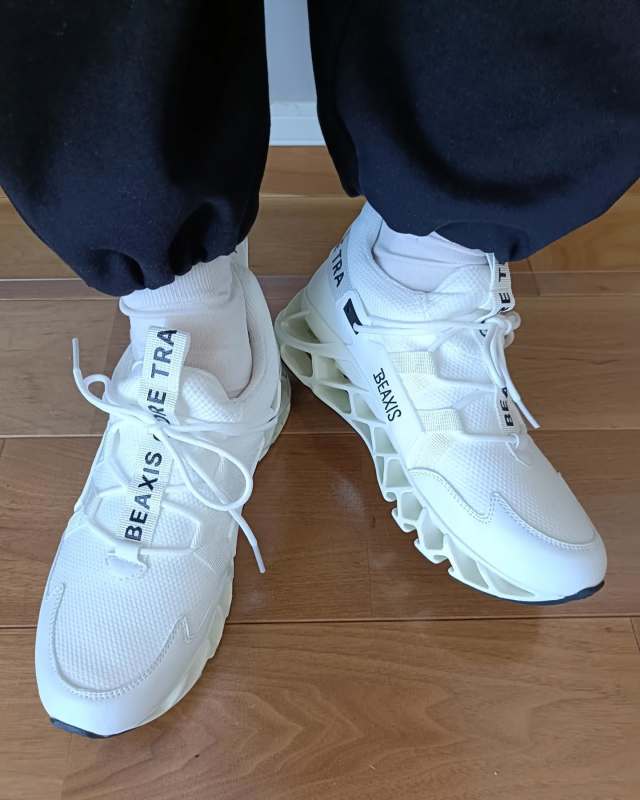 3｜厚底＆スリムアッパーのスニーカー