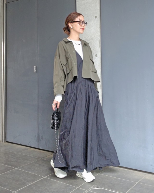 【40代50代のロングワンピース4】上品に見えるシャリ感素材のブラックワンピース