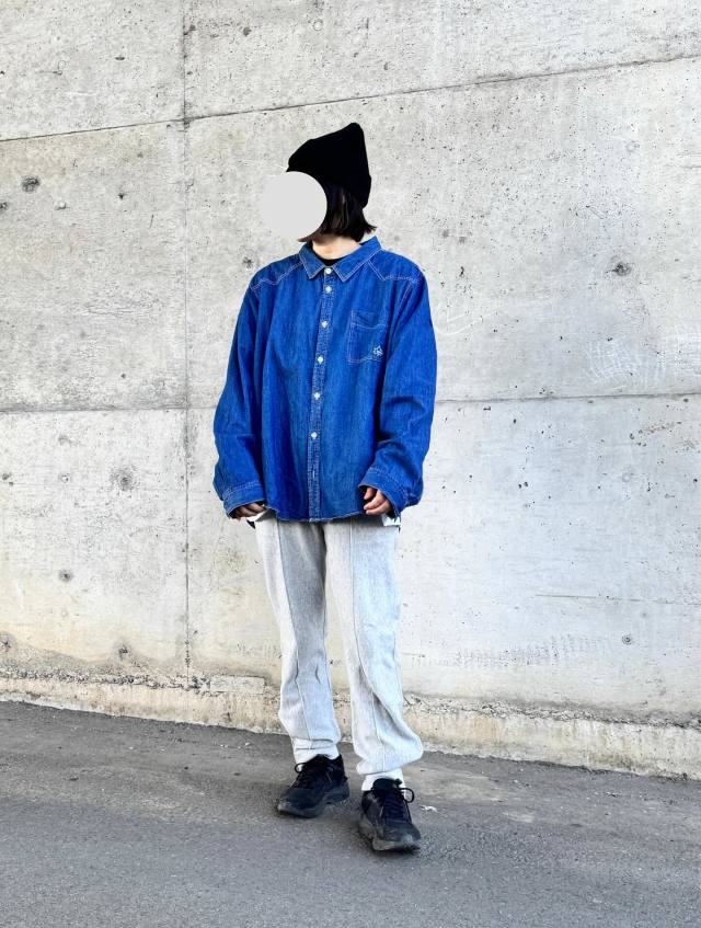 【細身のスウェットパンツ】シャツの第一ボタンまで留める！