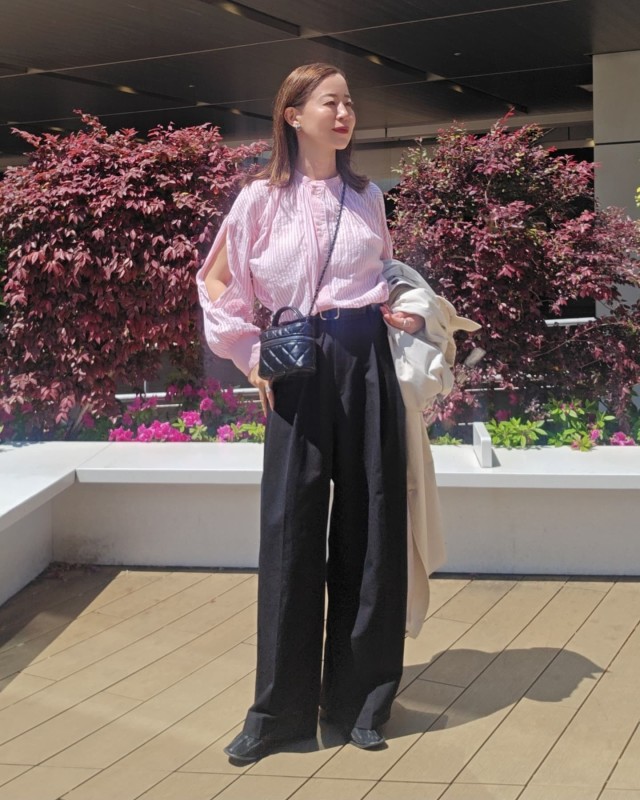 抜け感をプラスする「袖スリットのブラウス」