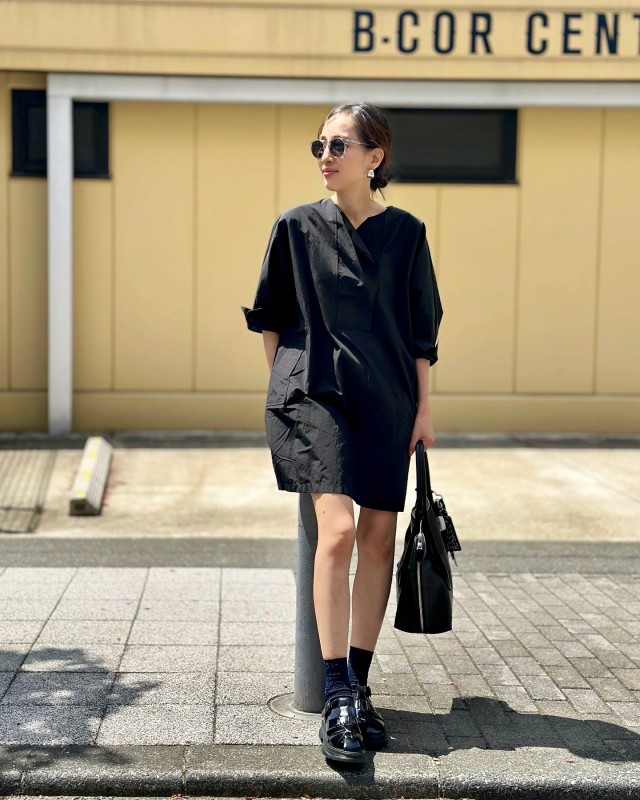 【2】ミニ丈ワンピースは足元が決め手