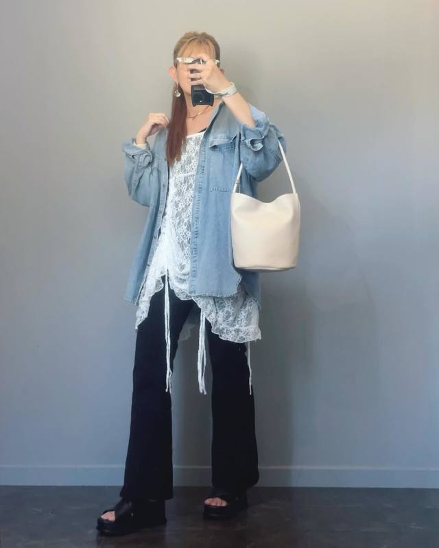 4｜ゆったりとしたデニムシャツ