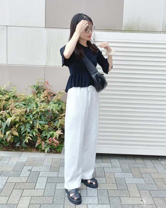 ラフに穿けるのにきれい見え「白スウェットパンツ」