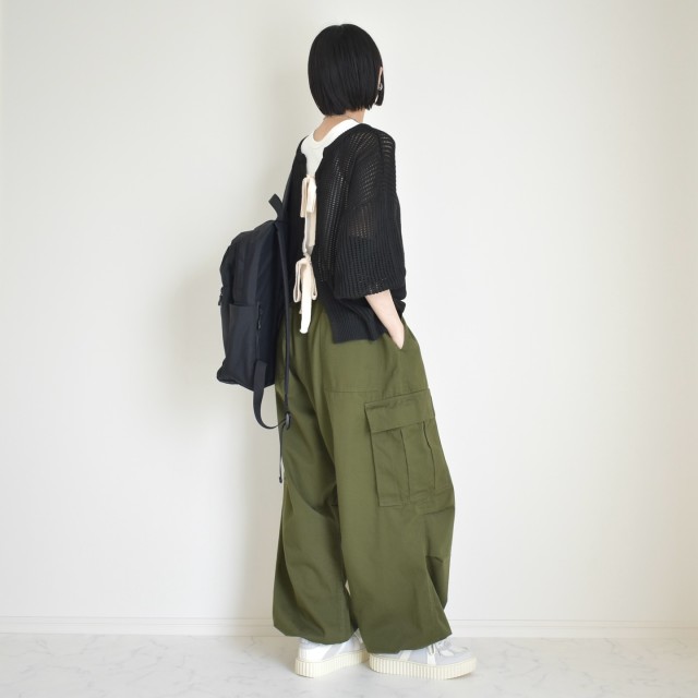 サマーニットもバックリボンで背中をおしゃれに