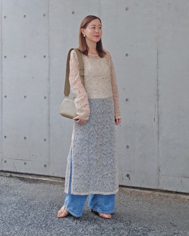シアーワンピース×ライトブルーデニムパンツのおすすめコーデ