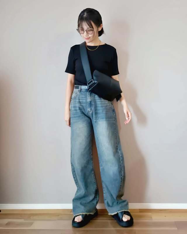 黒Tシャツ×ワイドシルエットのデニムパンツ・スウェットパンツ