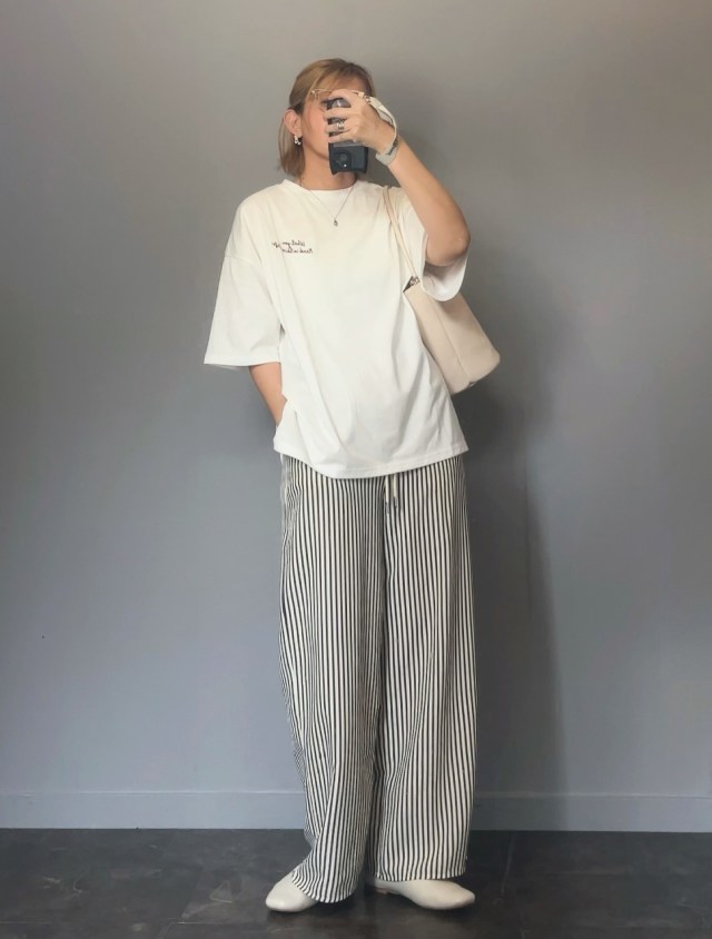 白Tシャツを裾出しするなら主張のあるパンツが正解！