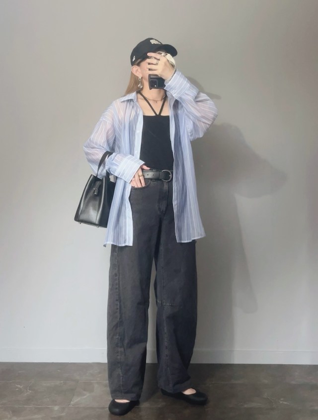 カジュアルなパンツコーデには「シアーシャツ」！