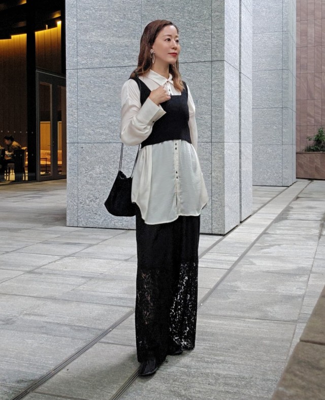 大人っぽくて安心感のある黒レースのワイドパンツ
