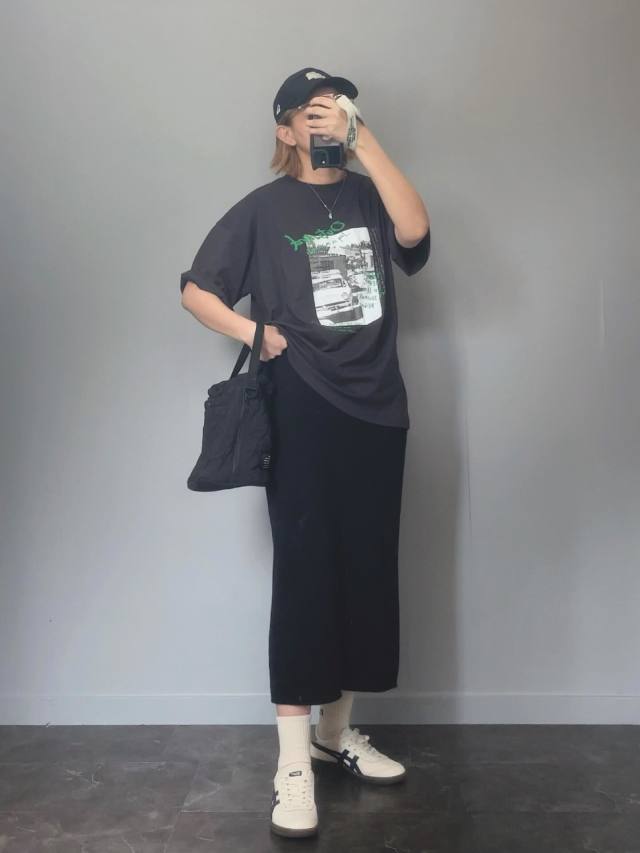 グレーのゆったりTシャツは黒タイトスカートとすっきりまとめる！