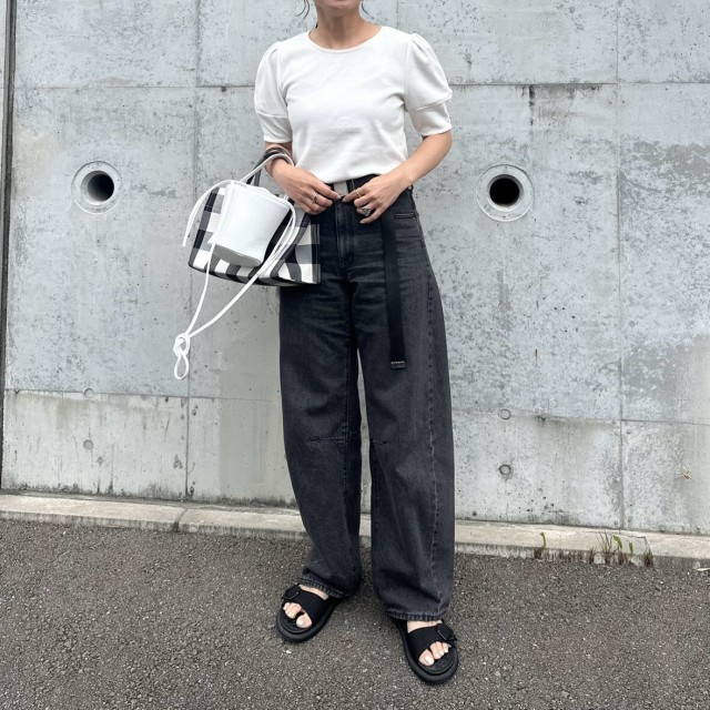 「ちょい甘め」のトップスでもコーデの印象は変わる！