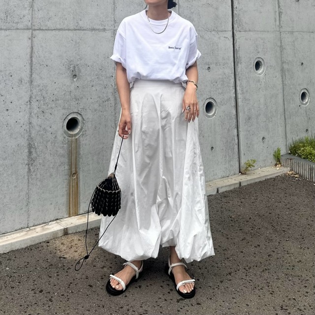 白Tシャツ×バルーンスカートのオールホワイトコーデ！