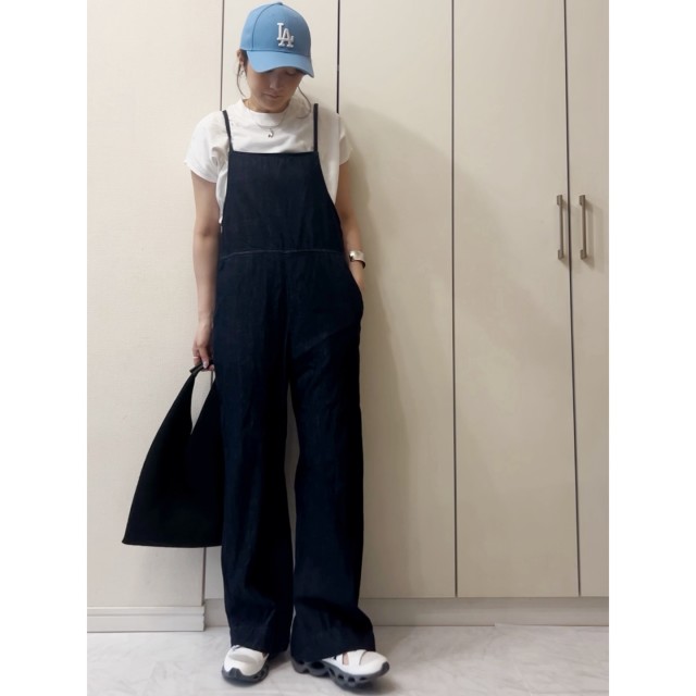 黒ワイドサロペットにはコンパクトな白Tシャツ！