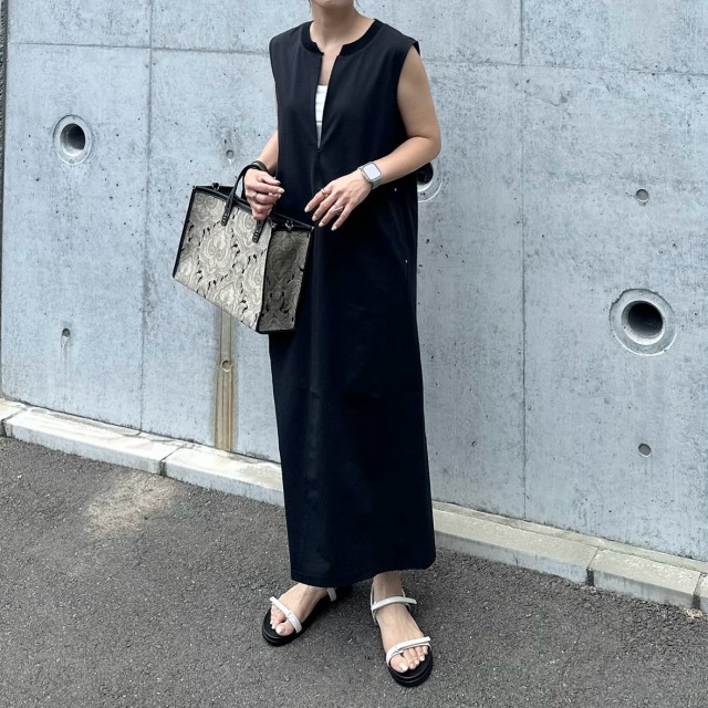 【40代の黒ワンピースコーデ3】少し白を足す