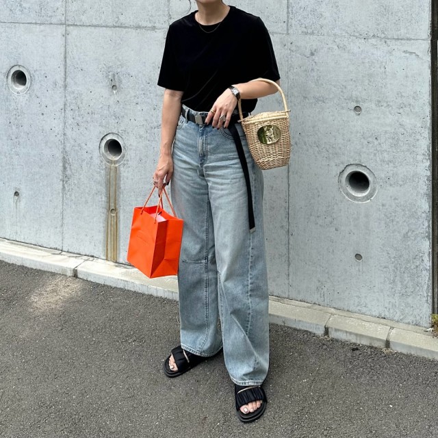 【40代50代のカジュアルコーデ4】黒トップス×ブルーデニムパンツを合わせるだけ