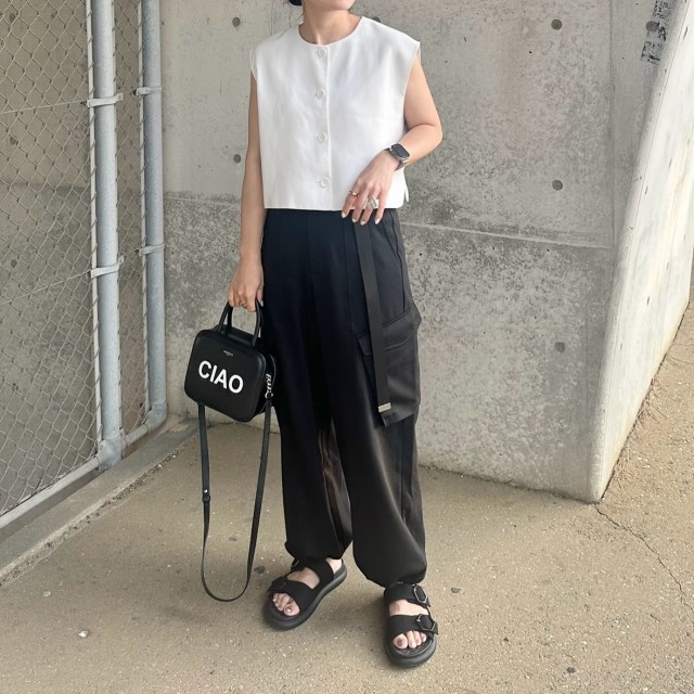 ゆるくても凛として見える「白ノースリーブ×黒カーゴパンツのモノトーンコーデ」