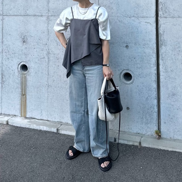 【40代の飲み会コーデ1】Tシャツ×デニムパンツにキャミソールを重ねる！