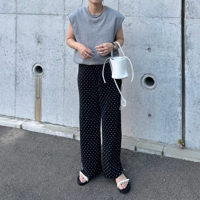 ドット柄パンツはモノトーンでまとめて甘辛に