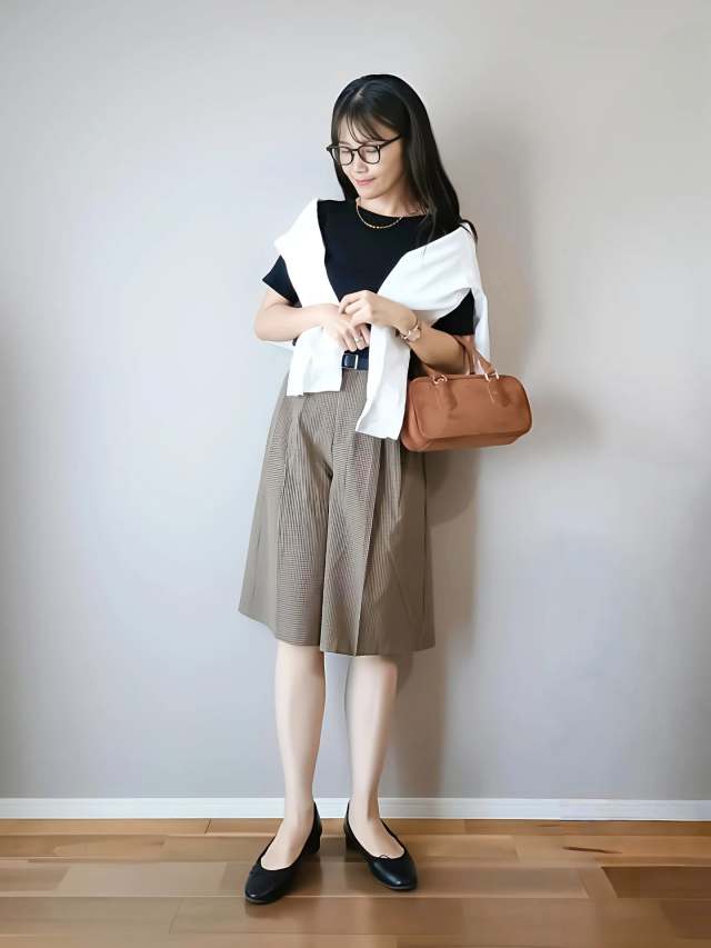 チェック柄ショートパンツで作るクラシカルコーデ