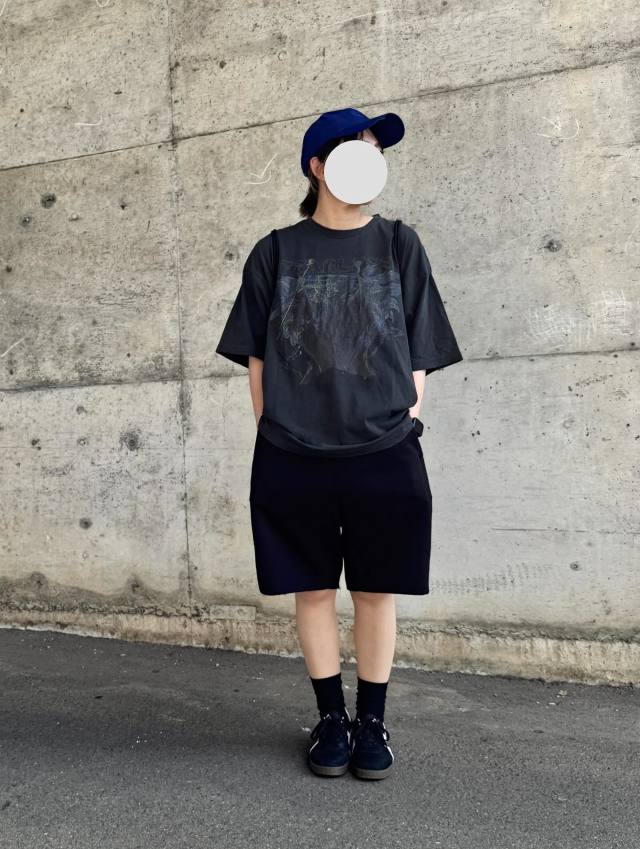 ドライブにぴったりな「黒のゆったりハーフパンツ」