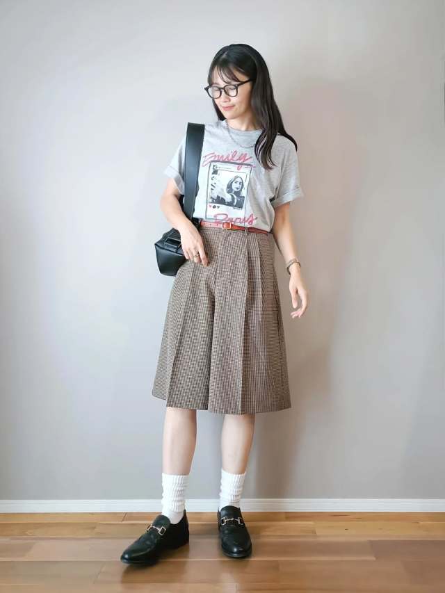 【バミューダパンツのおすすめコーデ1】ぴったりTシャツ×靴下を合わせてアイビールック風に