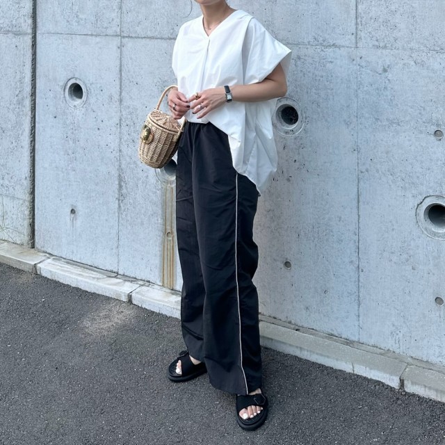 【40代×ナイロントラックパンツ】白シャツをウエストイン！